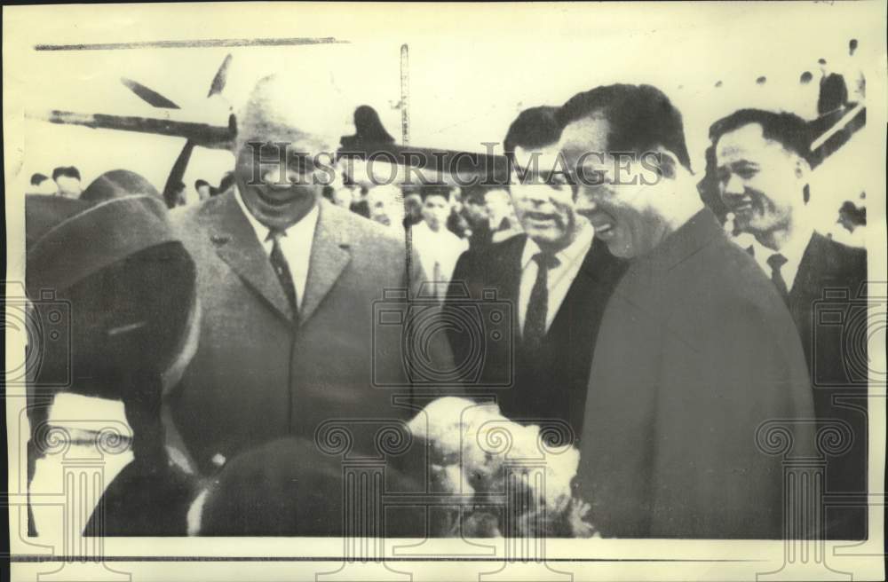 1971 Press Photo Soviet President Nikolai Podgorny arrives in Hanoi - now35401