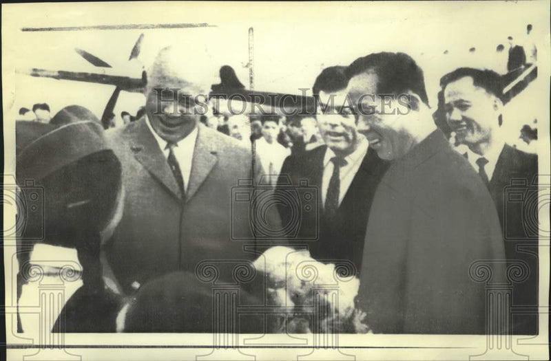 Load image into Gallery viewer, 1971 Press Photo Soviet President Nikolai Podgorny arrives in Hanoi - now35401
