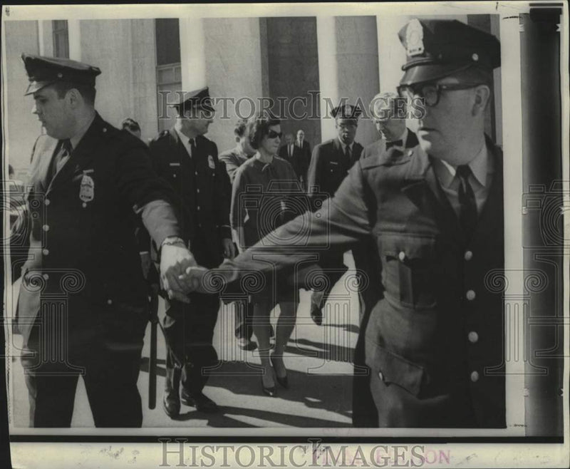Load image into Gallery viewer, 1967 Press Photo Protective cordon for Marjorie Powell and attorney at Capitol
