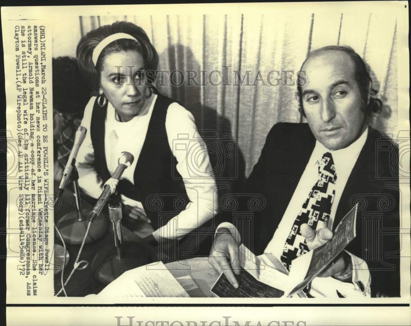 Load image into Gallery viewer, 1972 Press Photo Yvette Powell with attorney at Miami news conference
