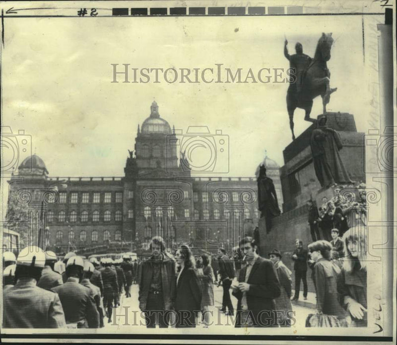 Load image into Gallery viewer, 1969 Press Photo Prague police disperse crowd at St. Wenceslas statue
