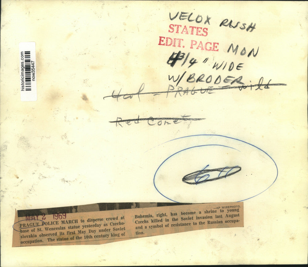 1969 Press Photo Prague police disperse crowd at St. Wenceslas statue