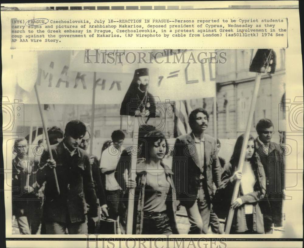 1974 Press Photo Cypriot students march to Greek Embassy in Prague - now35449