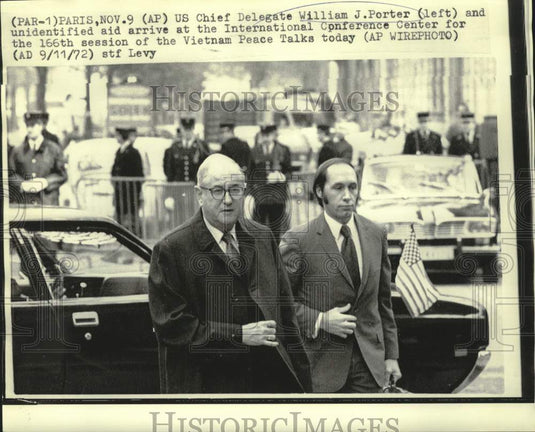 1972 Press Photo U.S. delegate William Porter and aide arrive for peace talks