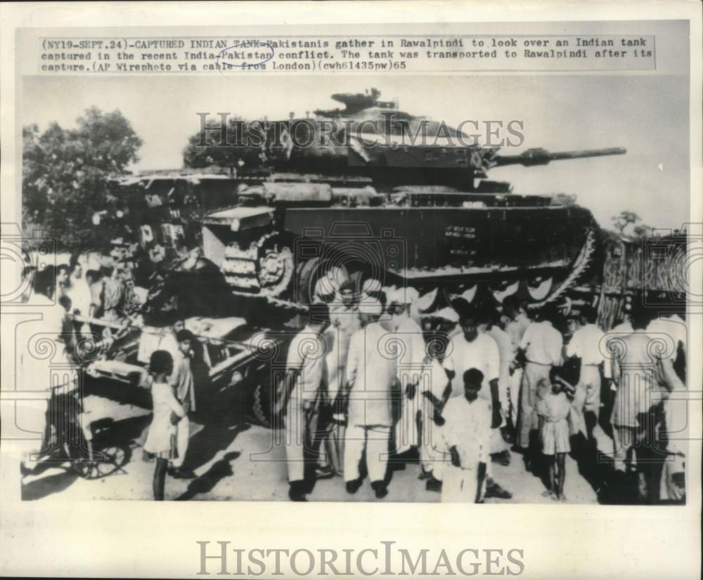 1965 Press Photo Pakistanis view captured Indian tank in Rawalpindi - now35463