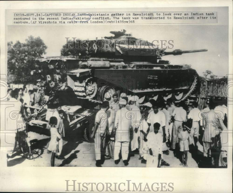 Load image into Gallery viewer, 1965 Press Photo Pakistanis view captured Indian tank in Rawalpindi - now35463
