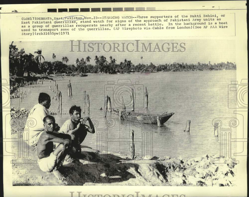 Load image into Gallery viewer, 1971 Press Photo Mukti Bahini supporters watch for Pakistani Army units
