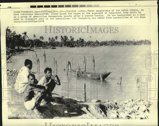 1971 Press Photo Mukti Bahini supporters watch for Pakistani Army units