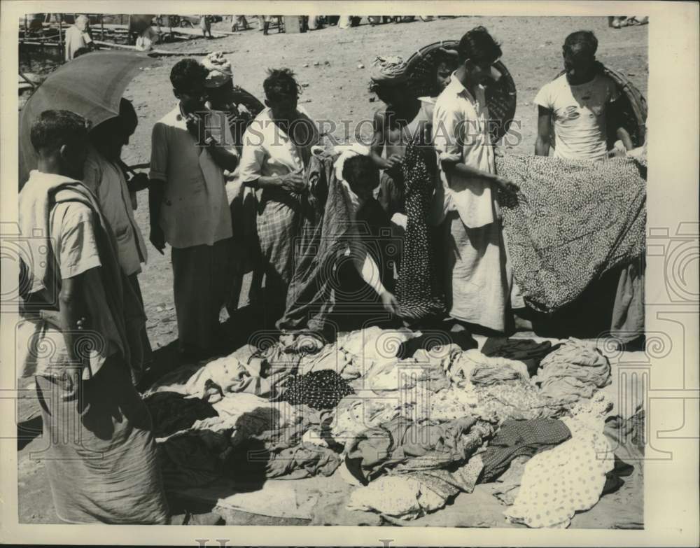 1960 Press Photo Dacca, Pakistan workers visit outdoor &quot;haberdashery&quot;
