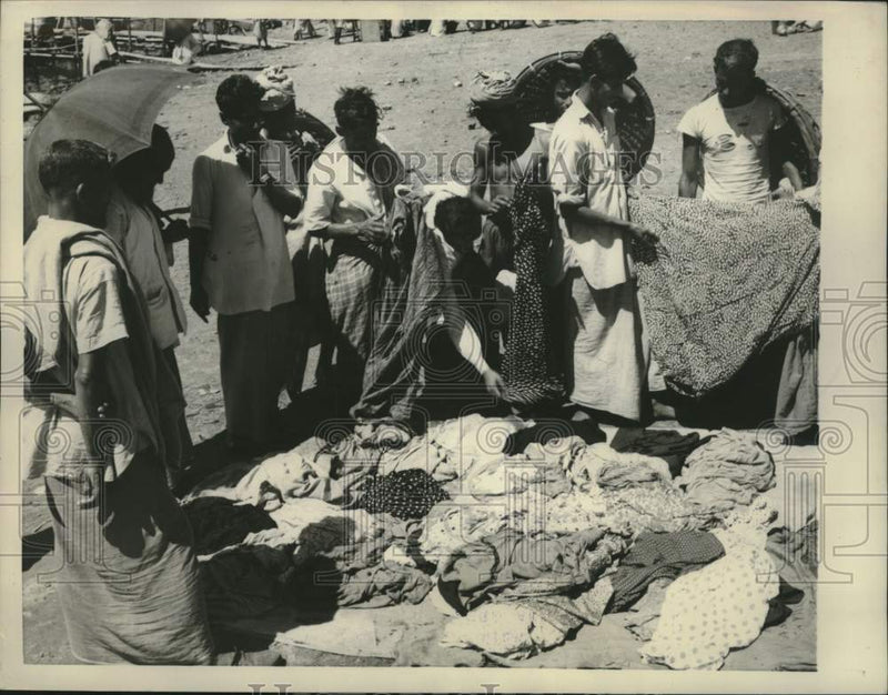 Load image into Gallery viewer, 1960 Press Photo Dacca, Pakistan workers visit outdoor "haberdashery"
