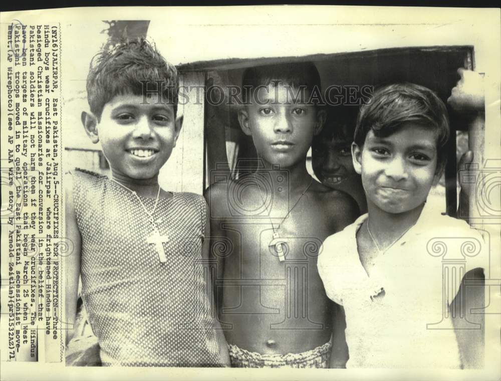 1971 Press Photo Hindu boys wear crucifixes in Jaliprar for protection