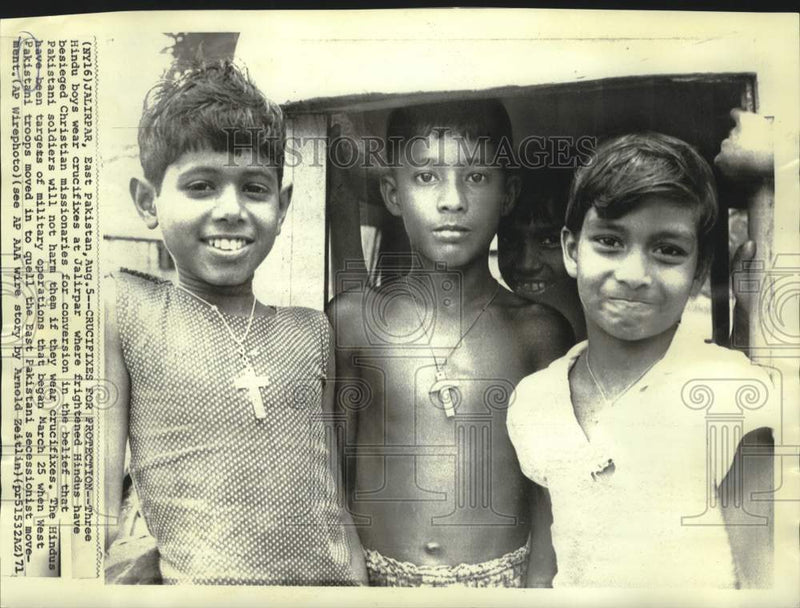 Load image into Gallery viewer, 1971 Press Photo Hindu boys wear crucifixes in Jaliprar for protection
