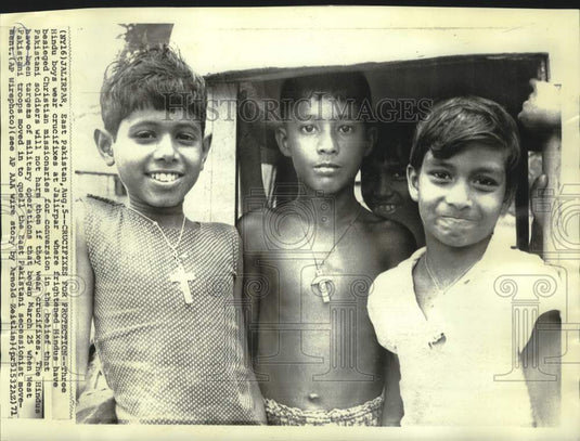 1971 Press Photo Hindu boys wear crucifixes in Jaliprar for protection