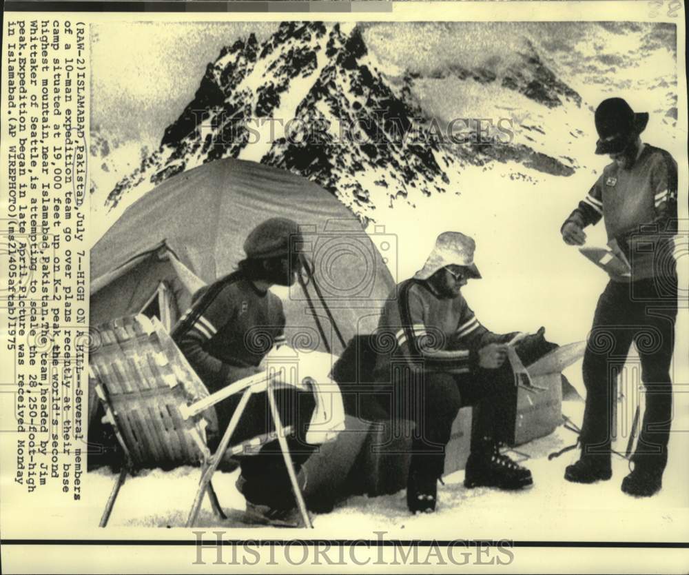 1975 Press Photo Pakistan&#39;s K-2 expedition team go over plans at base camp