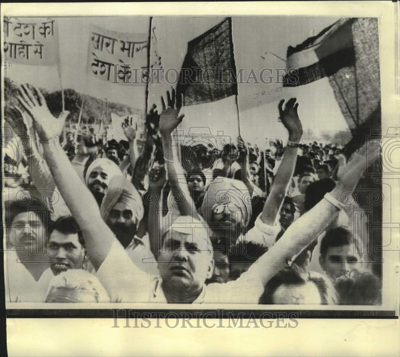 Load image into Gallery viewer, 1971 Press Photo Indians demonstrate Pakistan High Commission in New Delhi
