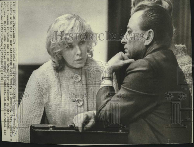 Load image into Gallery viewer, 1966 Press Photo Candace Mossler and attorney confer during Miami court recess
