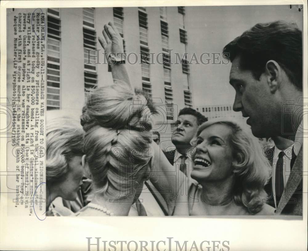 1965 Press Photo Candace Mossler, with family, waves goodby to prisoners