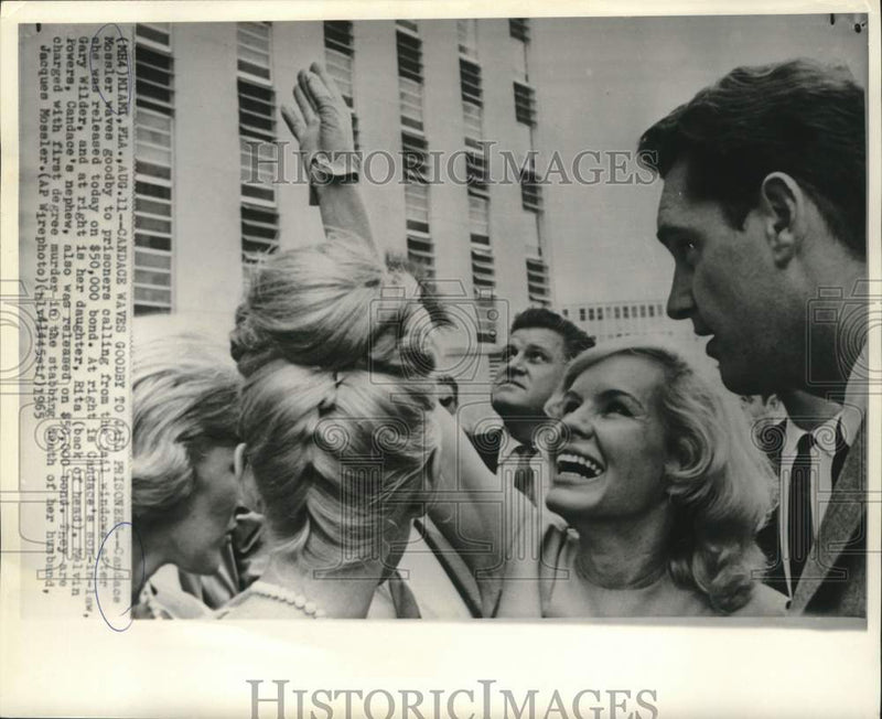 Load image into Gallery viewer, 1965 Press Photo Candace Mossler, with family, waves goodby to prisoners
