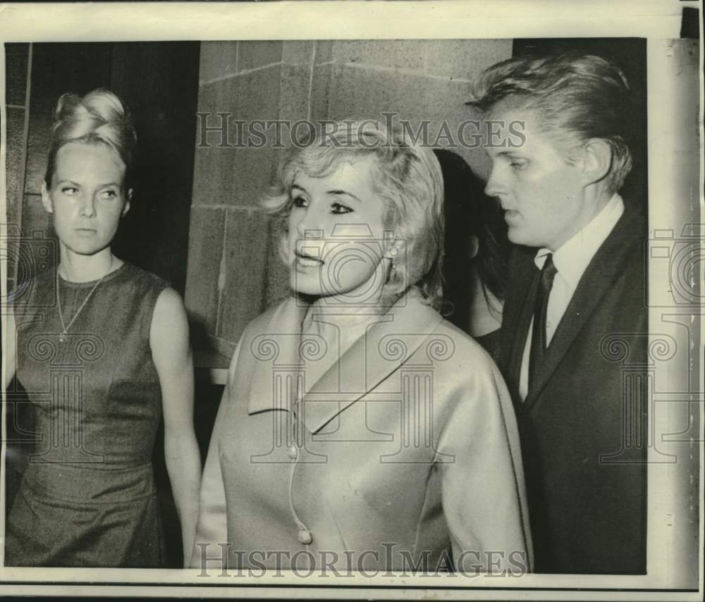 1966 Press Photo Candace Mossler and family leave Miami, Florida courthouse