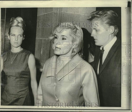 1966 Press Photo Candace Mossler and family leave Miami, Florida courthouse