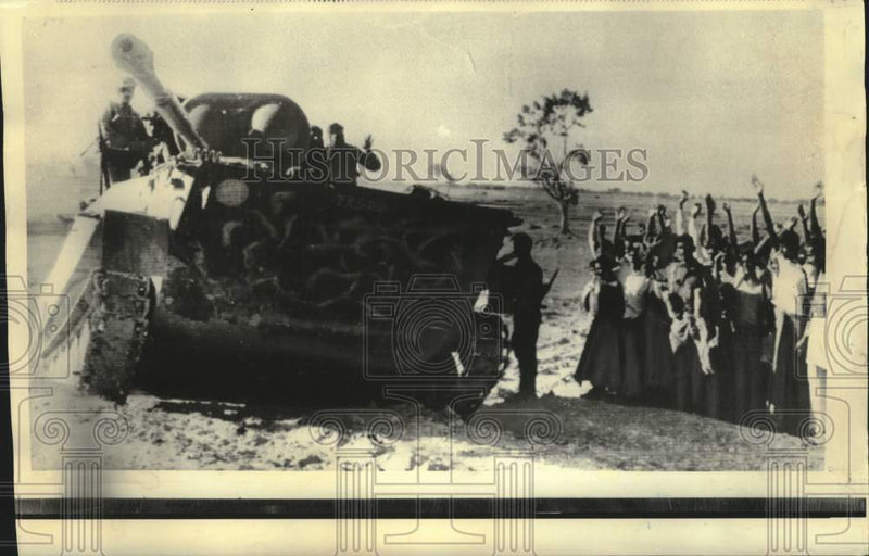 Load image into Gallery viewer, 1971 Press Photo East Pakistani villagers cheer advancing Indian army tank
