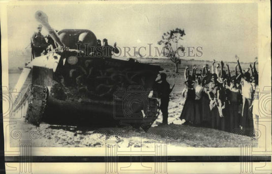 1971 Press Photo East Pakistani villagers cheer advancing Indian army tank