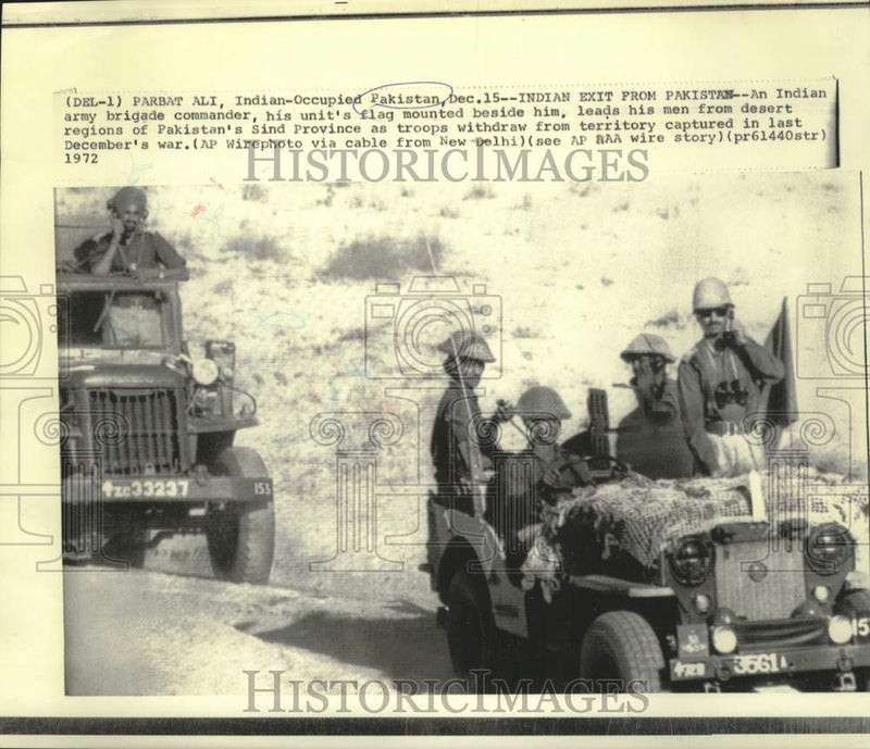 Load image into Gallery viewer, 1972 Press Photo Indian troops withdraw from Indian-occupied Pakistan
