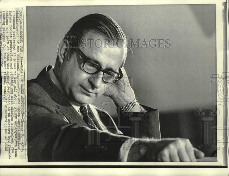 Load image into Gallery viewer, 1970 Press Photo Thomas Paine announces NASA cutbacks in Washington - now35543

