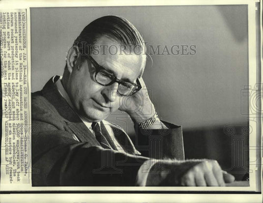 1970 Press Photo Thomas Paine announces NASA cutbacks in Washington - now35543