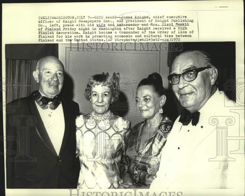 Load image into Gallery viewer, 1972 Press Photo The James Knights and Olavi Munkiis at Washington event

