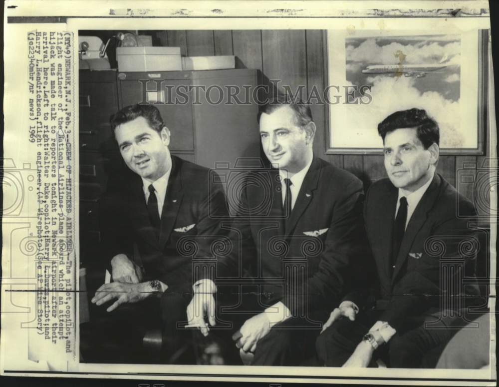 1969 Press Photo National Airlines flight crew of attempted hijack with newsmen