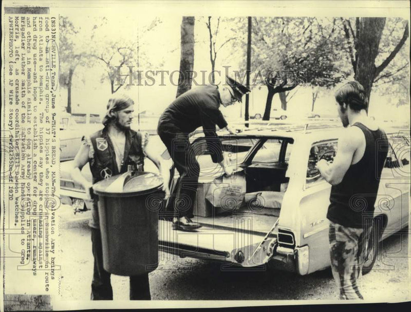 Load image into Gallery viewer, 1970 Press Photo Salvation Army brings food to hippie group stopped in Nashville
