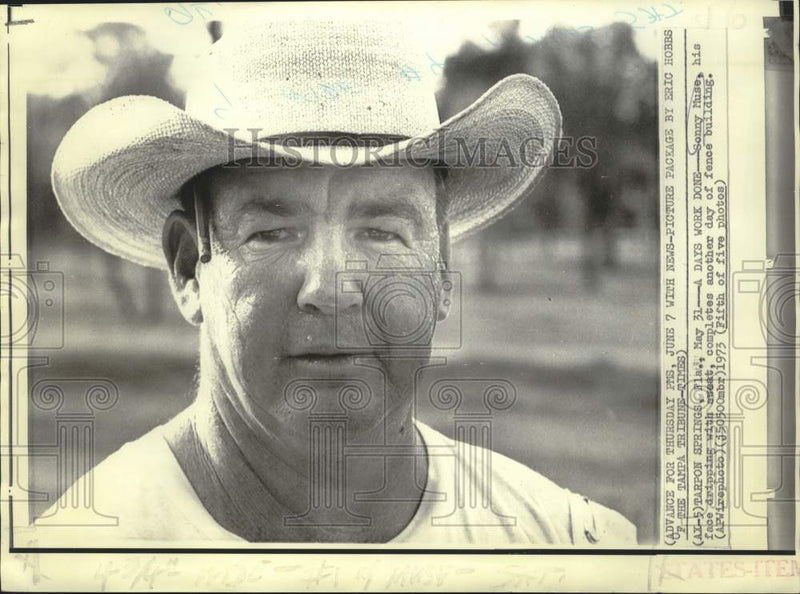 Load image into Gallery viewer, 1973 Press Photo Sonny Muse after day of fence building in Tarpon Springs, FL
