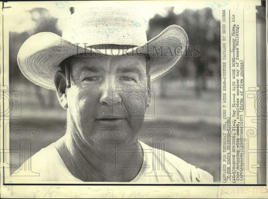 1973 Press Photo Sonny Muse after day of fence building in Tarpon Springs, FL
