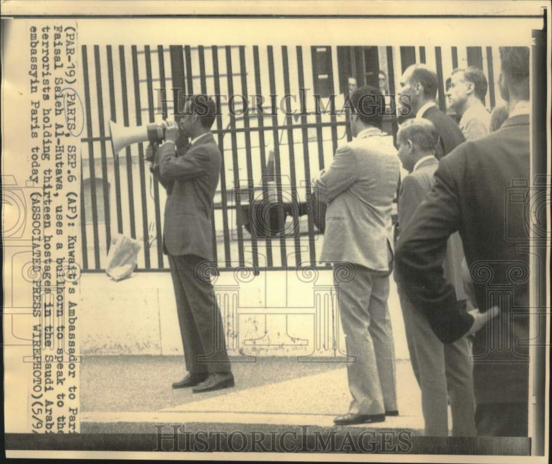 Load image into Gallery viewer, 1973 Press Photo Faisal Saleh Al-Hutawa speaks to terrorists in Paris embassy
