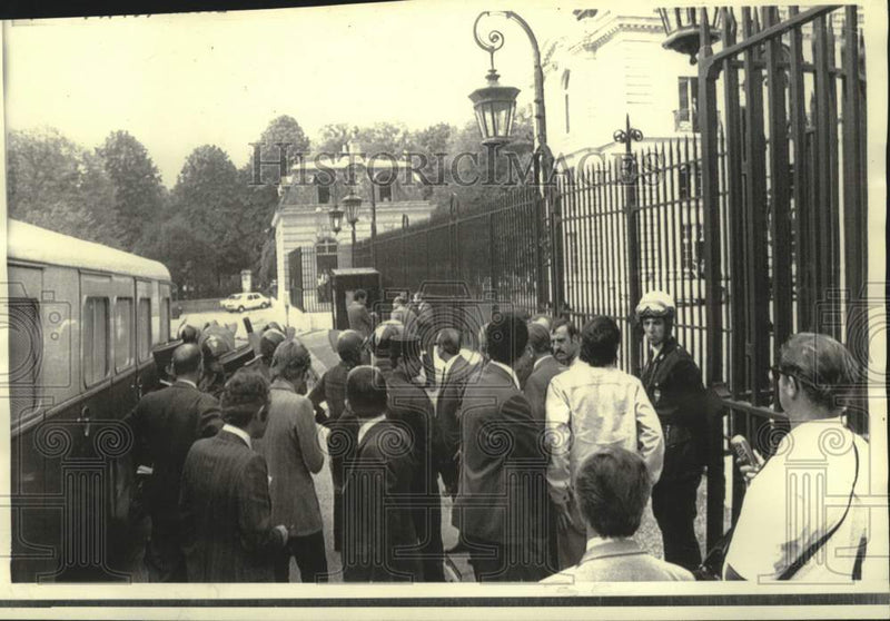 Load image into Gallery viewer, 1973 Press Photo Palestine guerrillas hold hostages in Arabian Embassy in Paris
