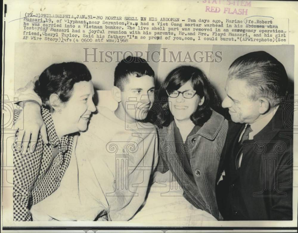 1968 Press Photo Marine Pfc. Robert Mussari reunited with family in Olyphant, PA