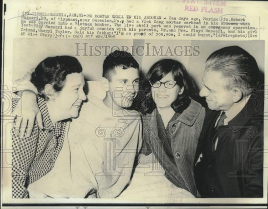 1968 Press Photo Marine Pfc. Robert Mussari reunited with family in Olyphant, PA