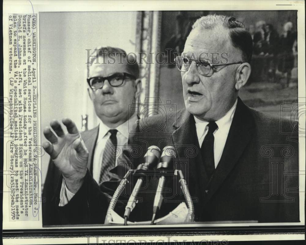1970 Press Photo VA medical chief Maro Musser briefs newsmen at White House