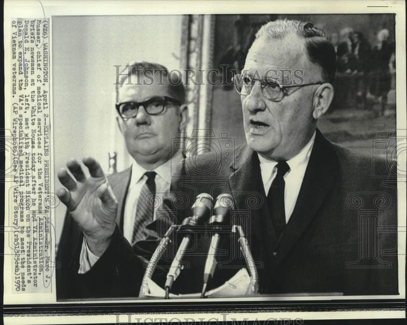 Load image into Gallery viewer, 1970 Press Photo VA medical chief Maro Musser briefs newsmen at White House
