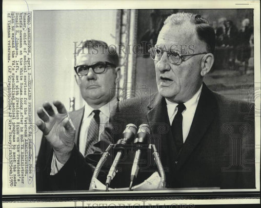 1970 Press Photo VA medical chief Maro Musser briefs newsmen at White House