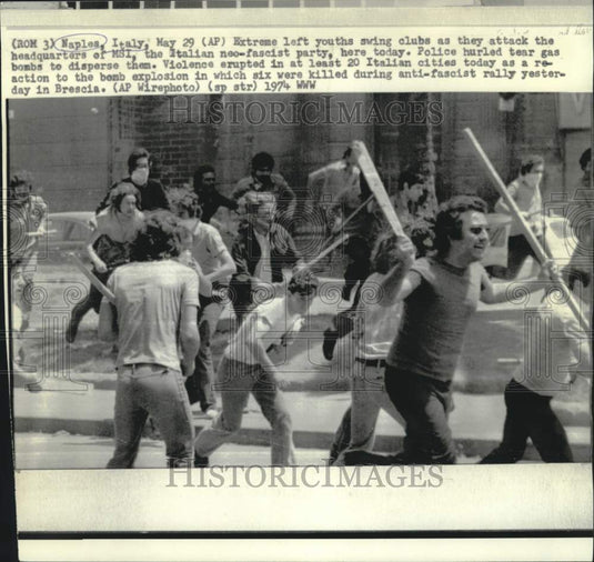 1974 Press Photo Italian youths swing clubs attacking MSI headquarters in Naples