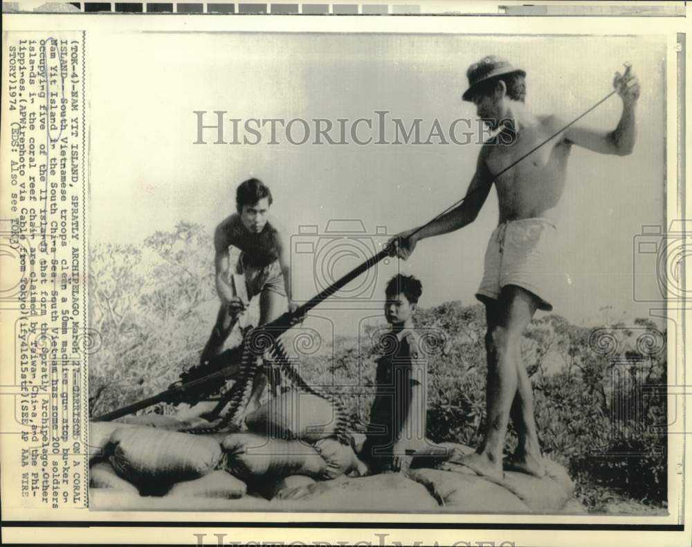1974 Press Photo South Vietnamese troops clean machine gun on Namyit Island
