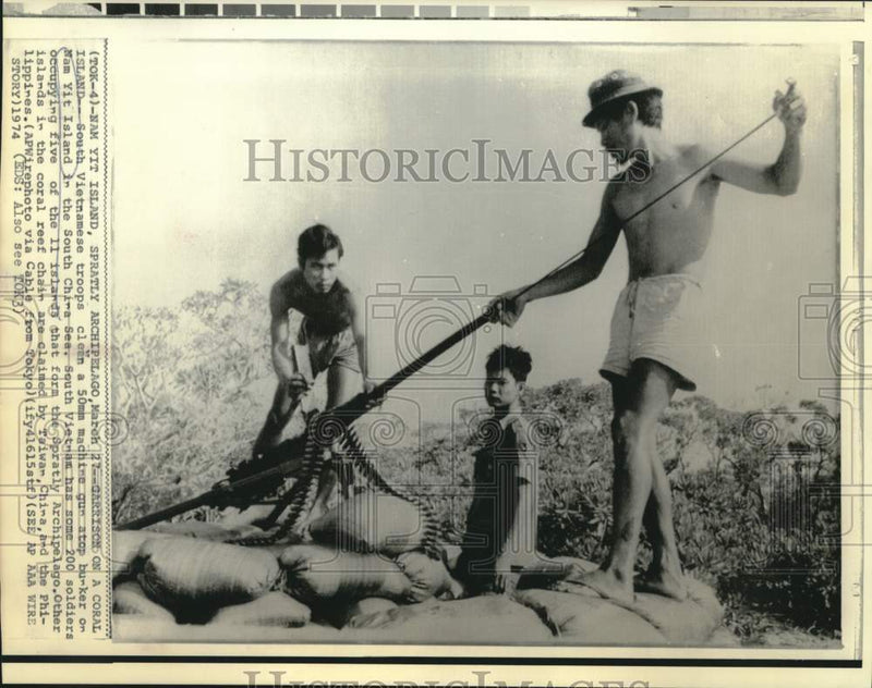 Load image into Gallery viewer, 1974 Press Photo South Vietnamese troops clean machine gun on Namyit Island
