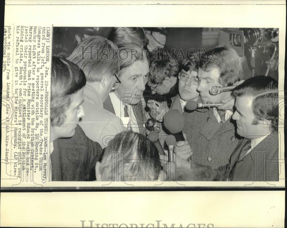 1974 Press Photo Trades Union Congress Len Murray and reporters in London