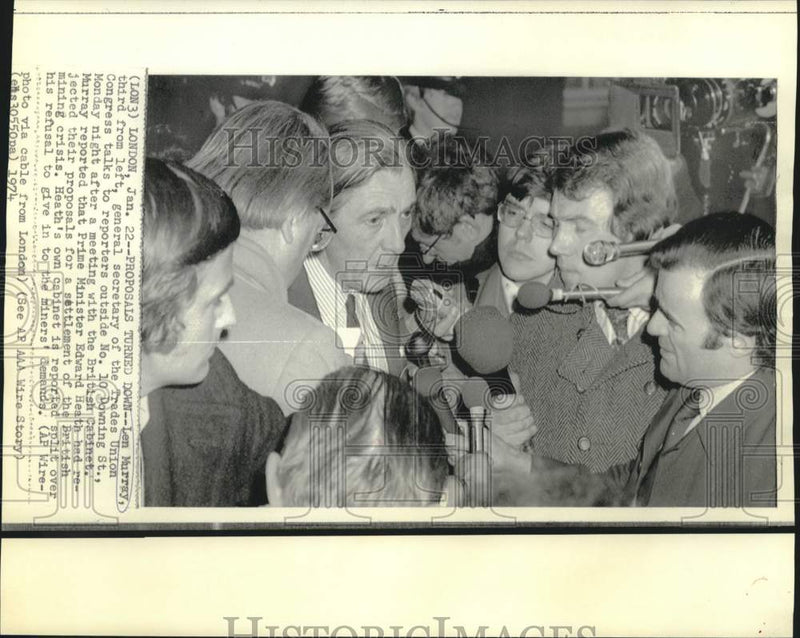 Load image into Gallery viewer, 1974 Press Photo Trades Union Congress Len Murray and reporters in London
