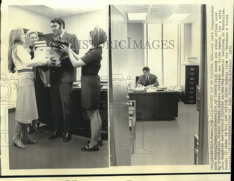 Load image into Gallery viewer, 1971 Press Photo Moving Day on Capitol Hill for Congressman Mike Murphy
