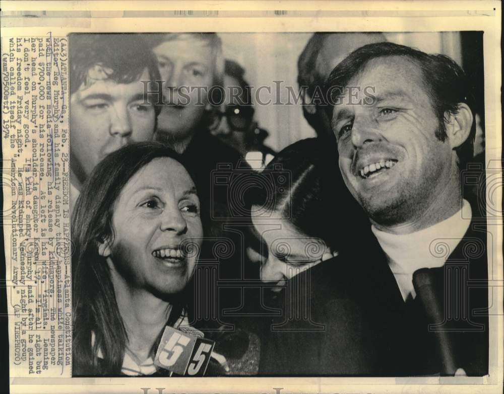 1974 Press Photo Released kidnap victim Reg Murphy with family in Atlanta, GA