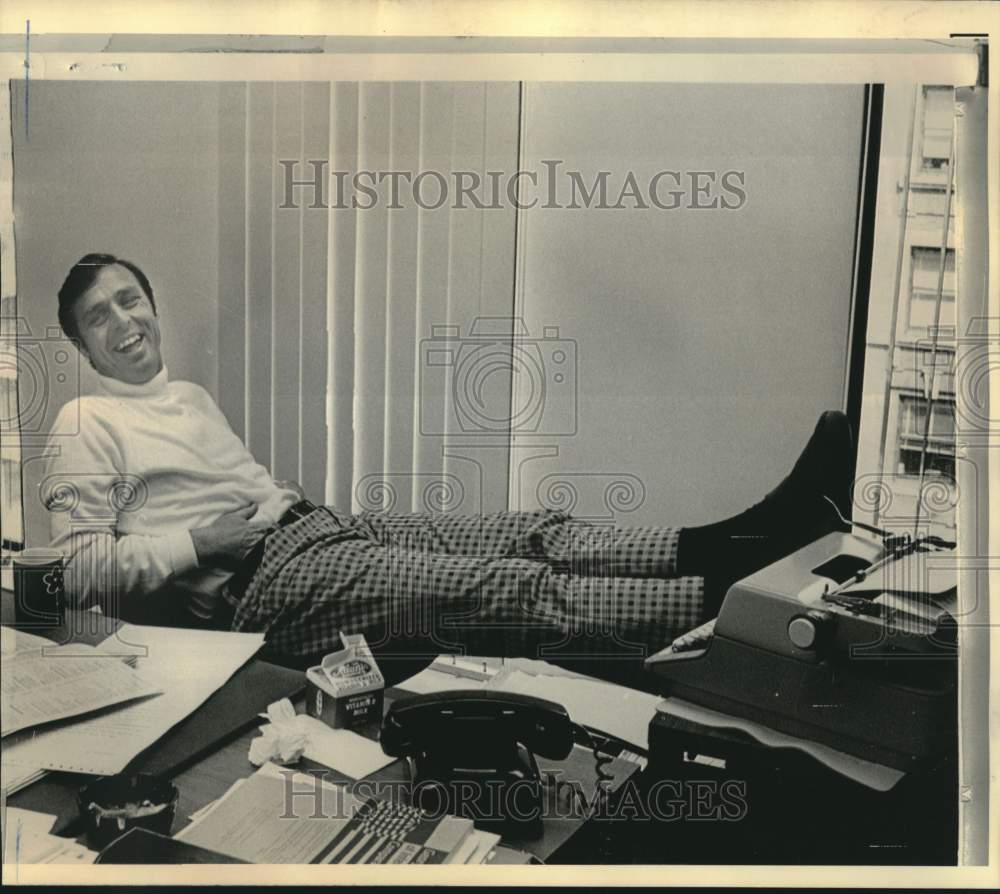 1974 Press Photo Atlanta Constitution editor Reg Murphy relaxes - now35765