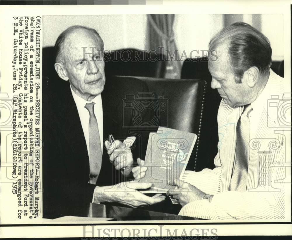1975 Press Photo President Ford received Robert Murphy's foreign policy report